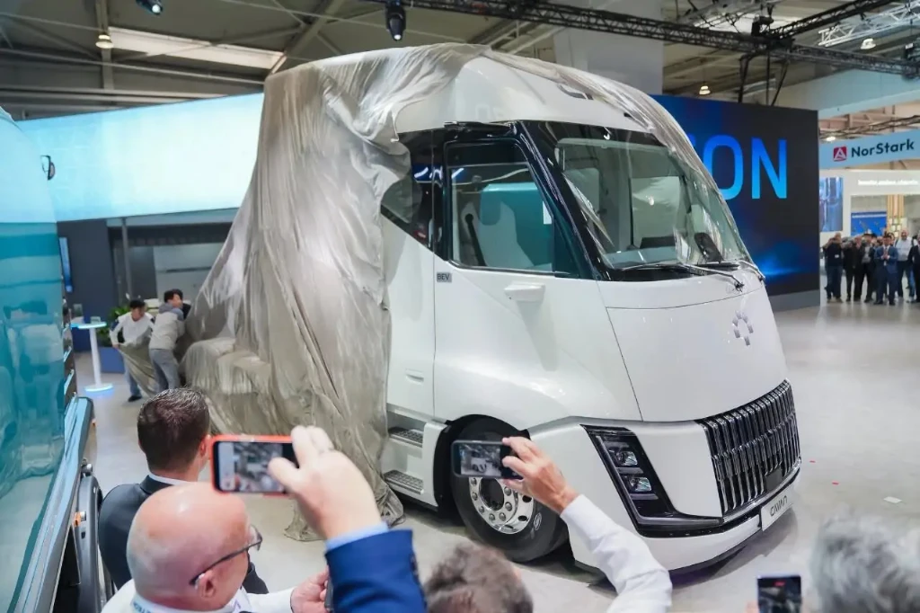 Компанія Foton представила аеродинамічний тягач із дизайном Tesla Semi