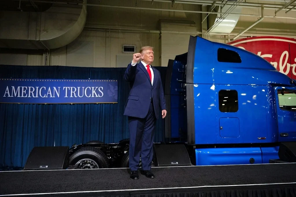 Дональд Трамп оглянув виробництво вантажівок Peterbilt Motors